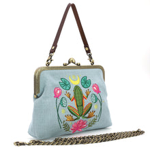 Load image into Gallery viewer, Frog in the Lily Pond Vintage Kisslock Purse

