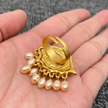 Load image into Gallery viewer, Gold ring with pearl坠落 on a hand
