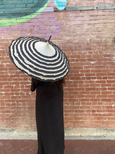 Black and White Ruffle Cake Tower Umbrella